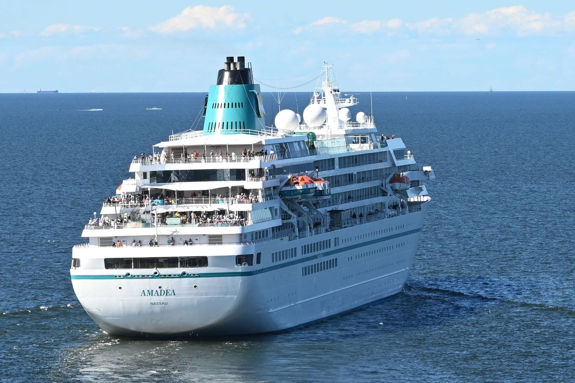 Die MS Amadea (Archivbild): Das Kreuzfahrtschiff von Phoenix Reisen liegt in der Sommersaison in Brmerhaven.