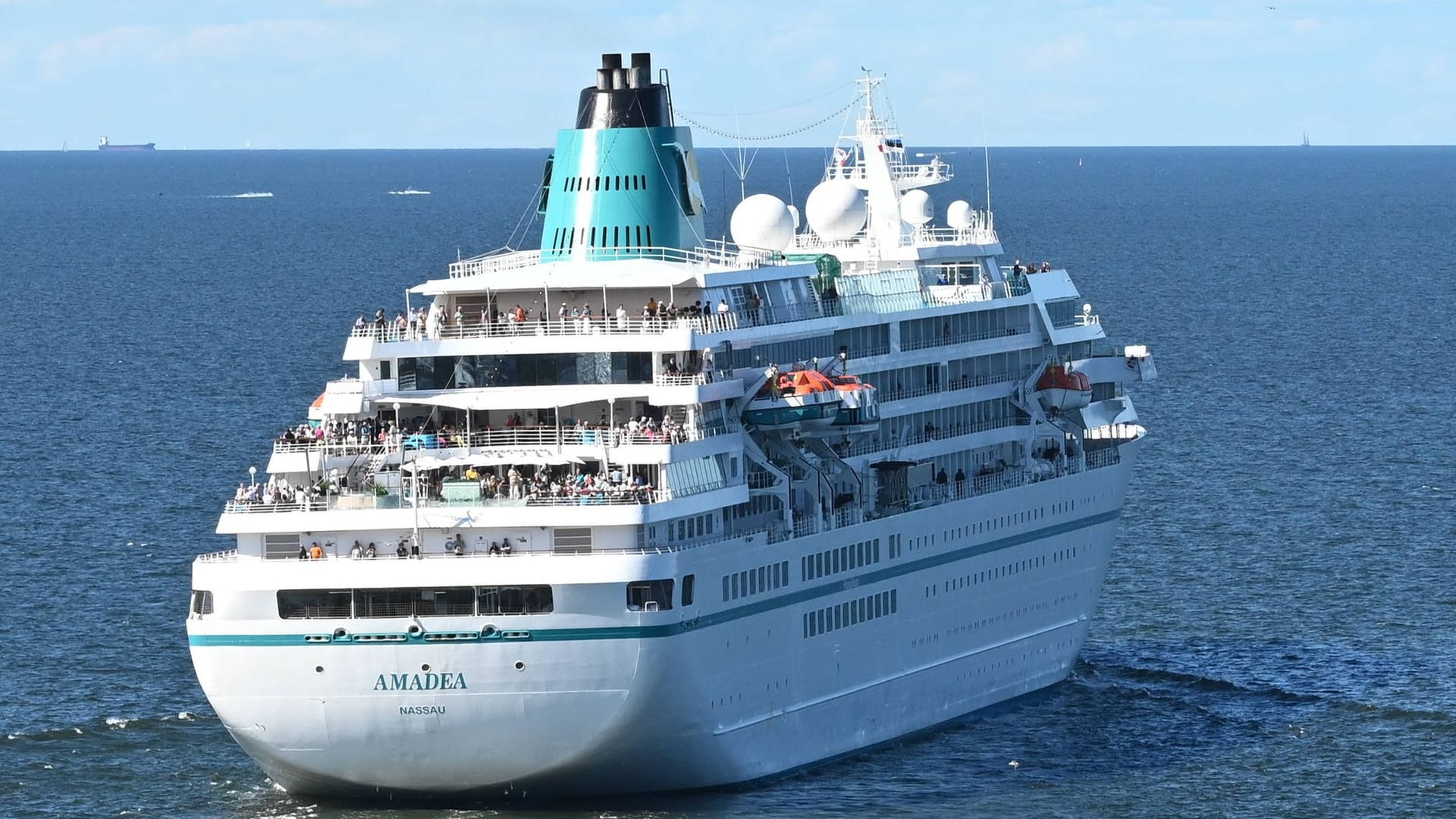 Die MS Amadea (Archivbild): Das Kreuzfahrtschiff von Phoenix Reisen liegt in der Sommersaison in Brmerhaven. Die MS Amadea (Archivbild): Das Kreuzfahrtschiff von Phoenix Reisen liegt in der Sommersaison in Brmerhaven.