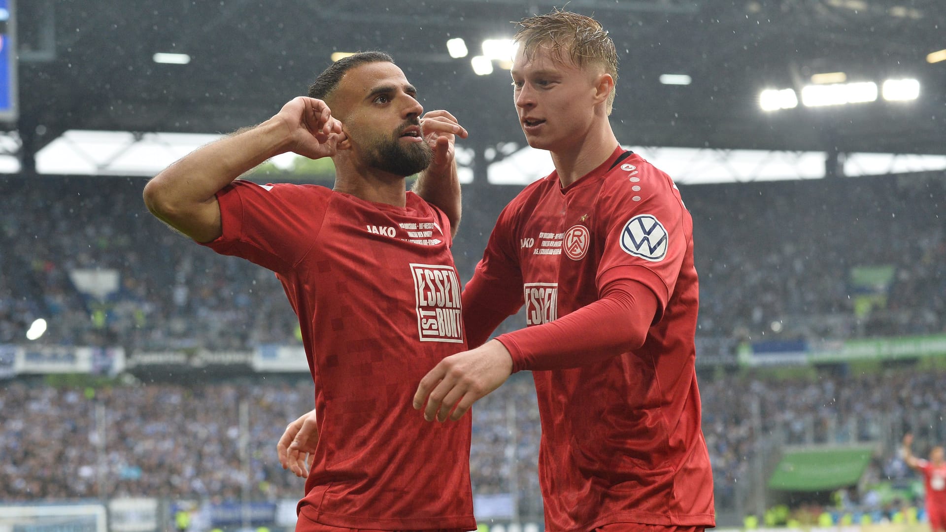 Ramien Safi (l.) feiert mit Julian Eitschberger sein Tor zum 2:1.