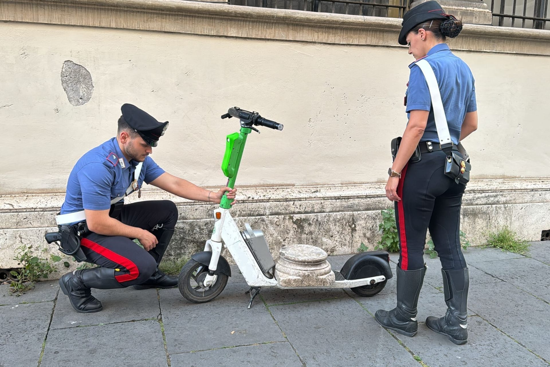 Tourist mit antikem Marmorsockel auf einem E-Scooter