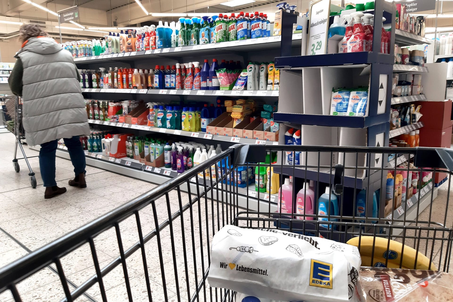 Kunden in einem Supermarkt (Symbolfoto): Bei Kodi werden Läden in großem Stil geschlossen.