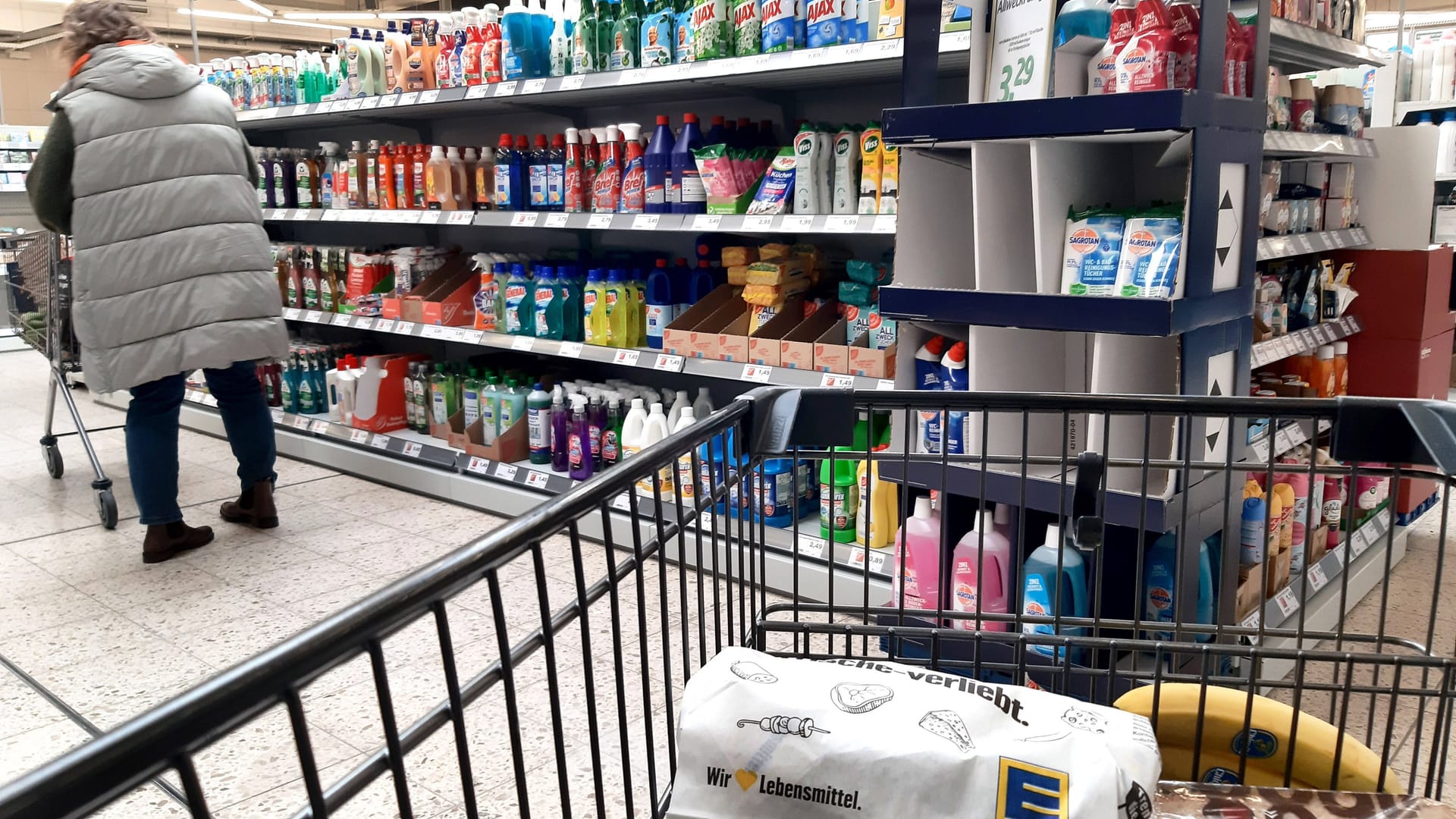 Kunden in einem Supermarkt (Symbolfoto): Bei Kodi werden Läden in großem Stil geschlossen.