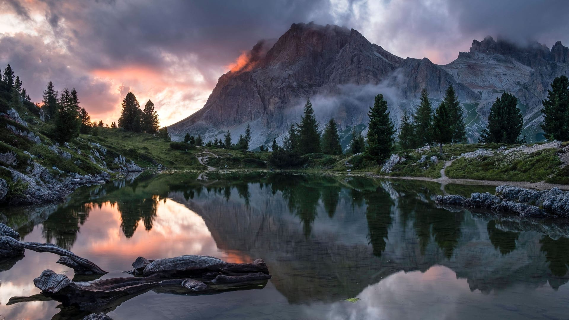 Abendstimmung am See Lago de Limides: Im Trentino gibt es eine Vielzahl an schönen Seen. Abendstimmung am See Lago de Limides: Im Trentino gibt es eine Vielzahl an schönen Seen.