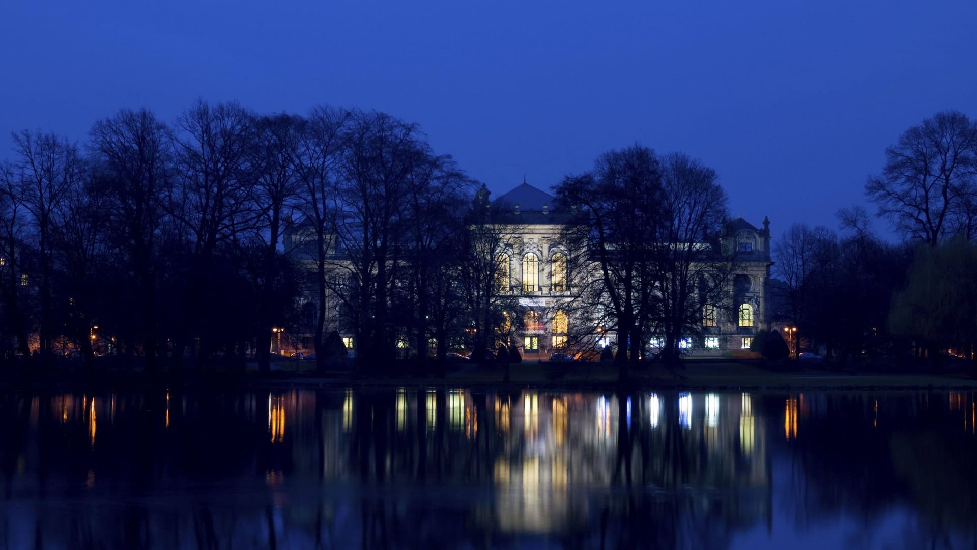 Landesmuseum Hannover bei Nacht: Im Juni findet wieder die Nacht der Museen statt. Landesmuseum Hannover bei Nacht: Im Juni findet wieder die Nacht der Museen statt.