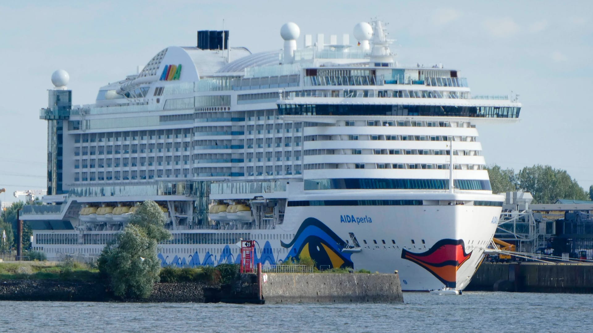 Das Kreuzfahrtschiff Aida Perla auf der Elbe im Hamburger Hafenbecken(Archivbild): Am 18. Mai musste ein Passagier von der DLRG und Feuerwehr Stade gerettet werden. Das Kreuzfahrtschiff Aida Perla auf der Elbe im Hamburger Hafenbecken(Archivbild): Am 18. Mai musste ein Passagier von der DLRG und Feuerwehr Stade gerettet werden.