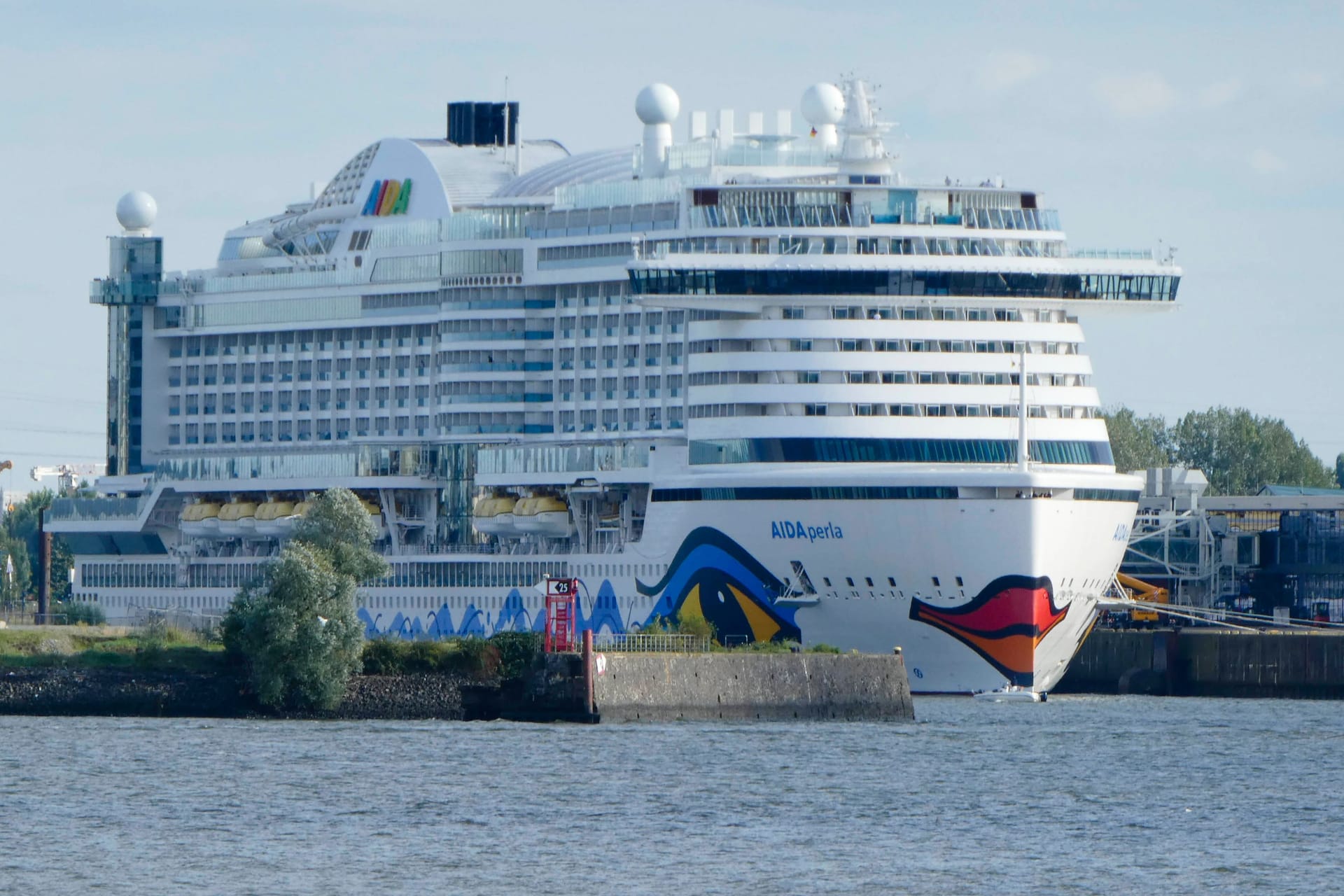 Das Kreuzfahrtschiff Aida Perla auf der Elbe im Hamburger Hafenbecken(Archivbild): Am 18. Mai musste ein Passagier von der DLRG und Feuerwehr Stade gerettet werden. Das Kreuzfahrtschiff Aida Perla auf der Elbe im Hamburger Hafenbecken(Archivbild): Am 18. Mai musste ein Passagier von der DLRG und Feuerwehr Stade gerettet werden.