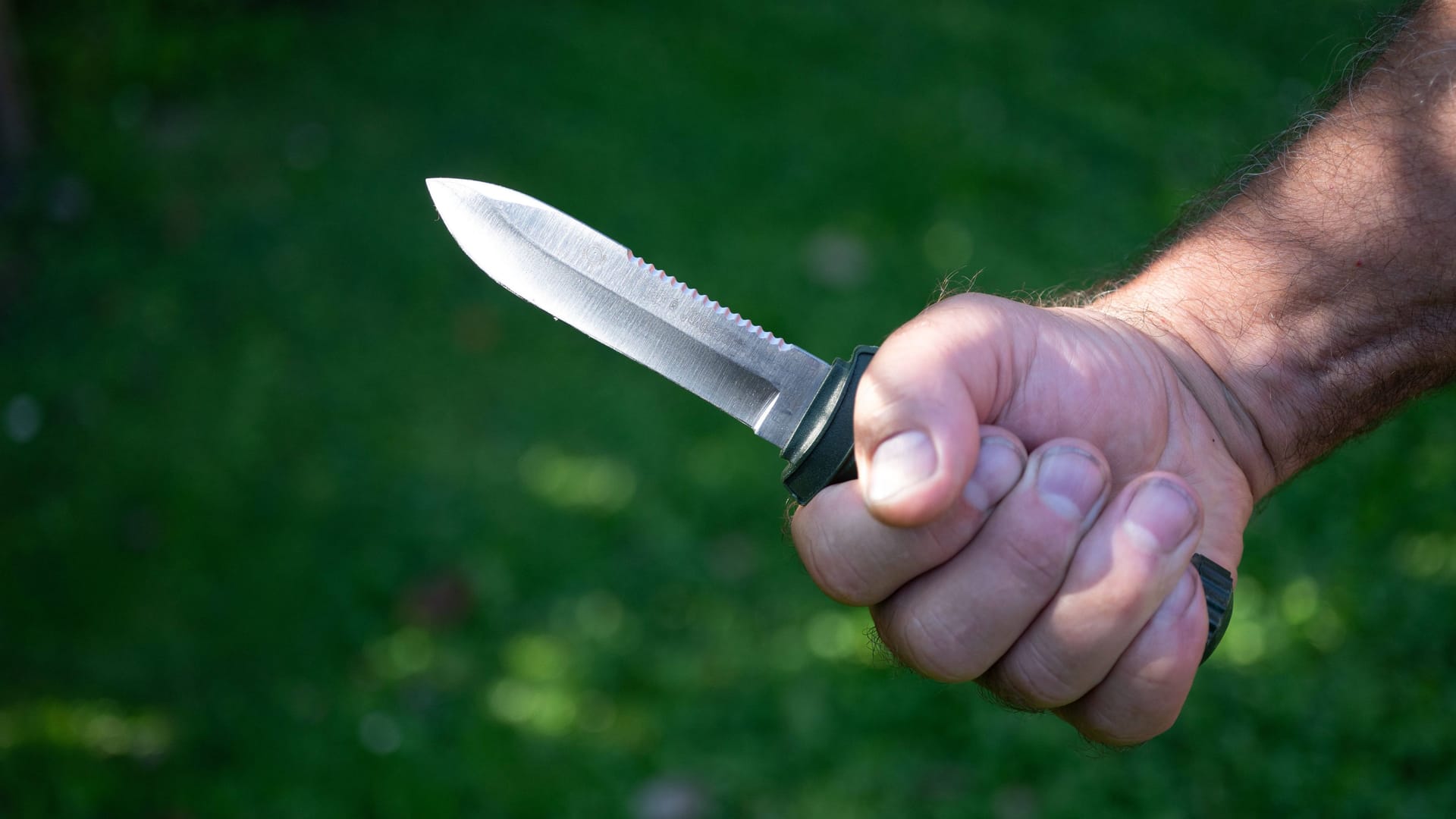 Eine Person hält ein Messer in der Hand (Archivbild): Die Staatsanwaltschaft wirft einem 23-Jährigen versuchten heimtückischen Mord vor. Eine Person hält ein Messer in der Hand (Archivbild): Die Staatsanwaltschaft wirft einem 23-Jährigen versuchten heimtückischen Mord vor.