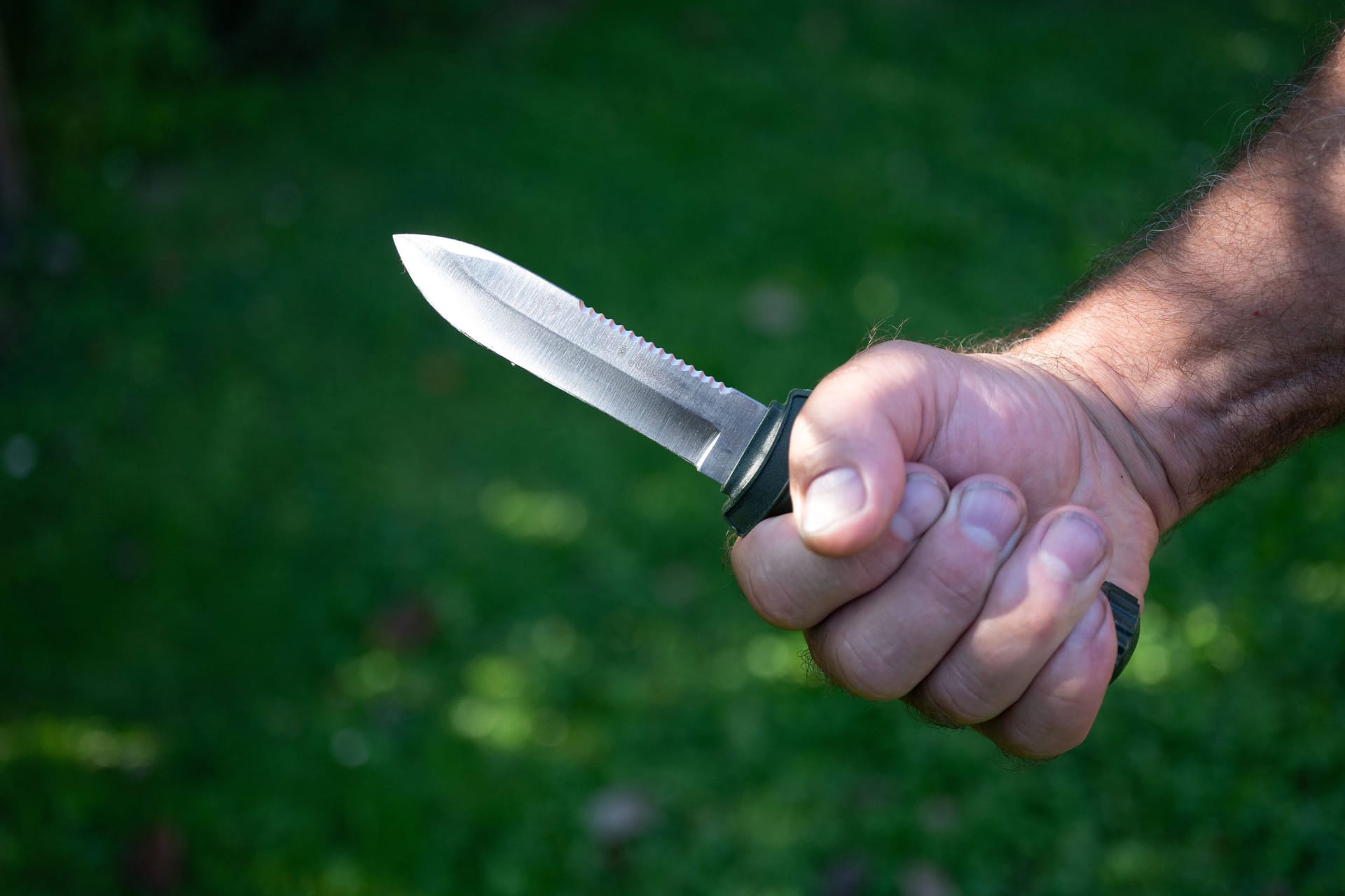 Eine Person hält ein Messer in der Hand (Archivbild): Die Staatsanwaltschaft wirft einem 23-Jährigen versuchten heimtückischen Mord vor.