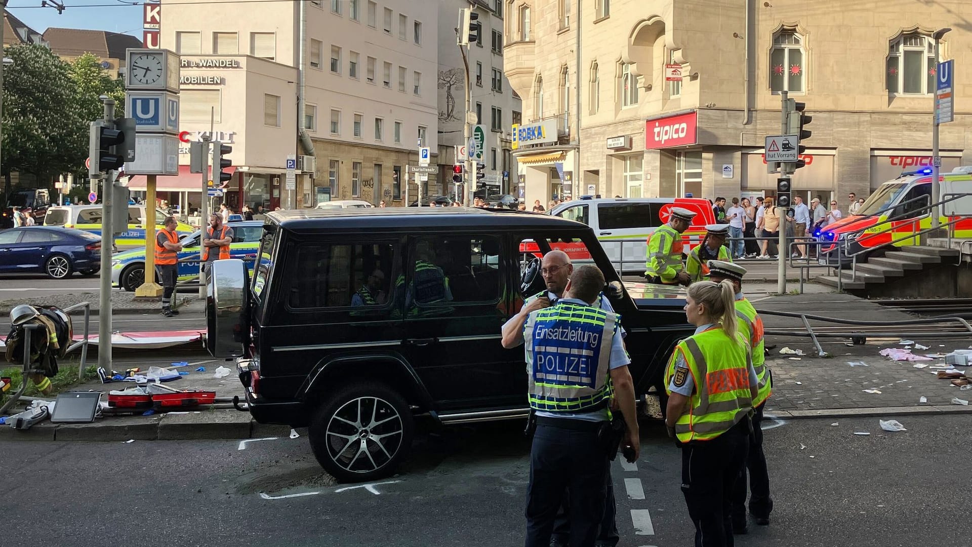 Auto fährt in Personengruppe