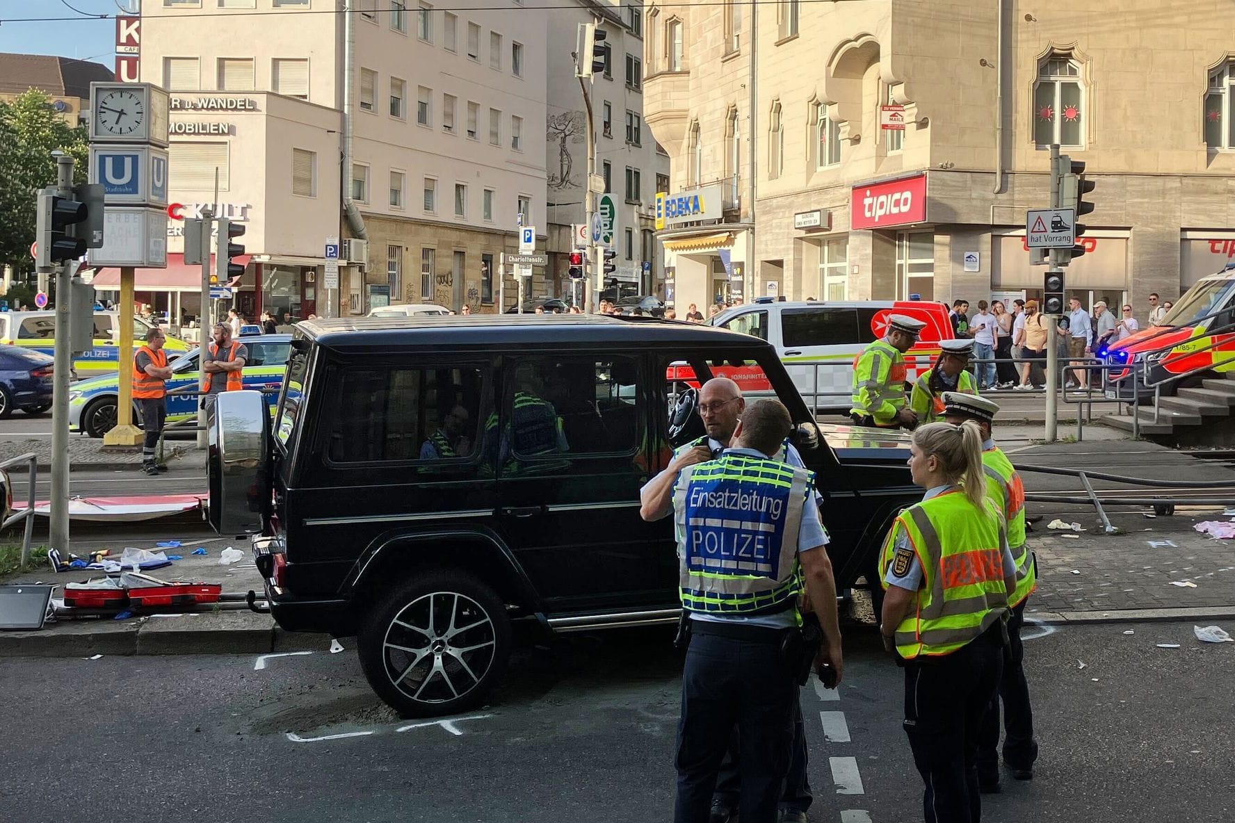 Auto fährt in Personengruppe