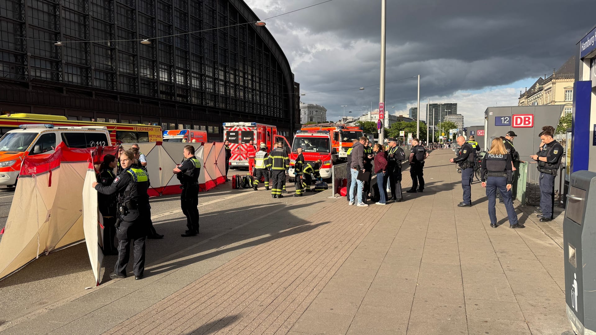 Einsatzkräfte schirmten die Verletzten am Abend vor dem Hauptbahnhof ab.