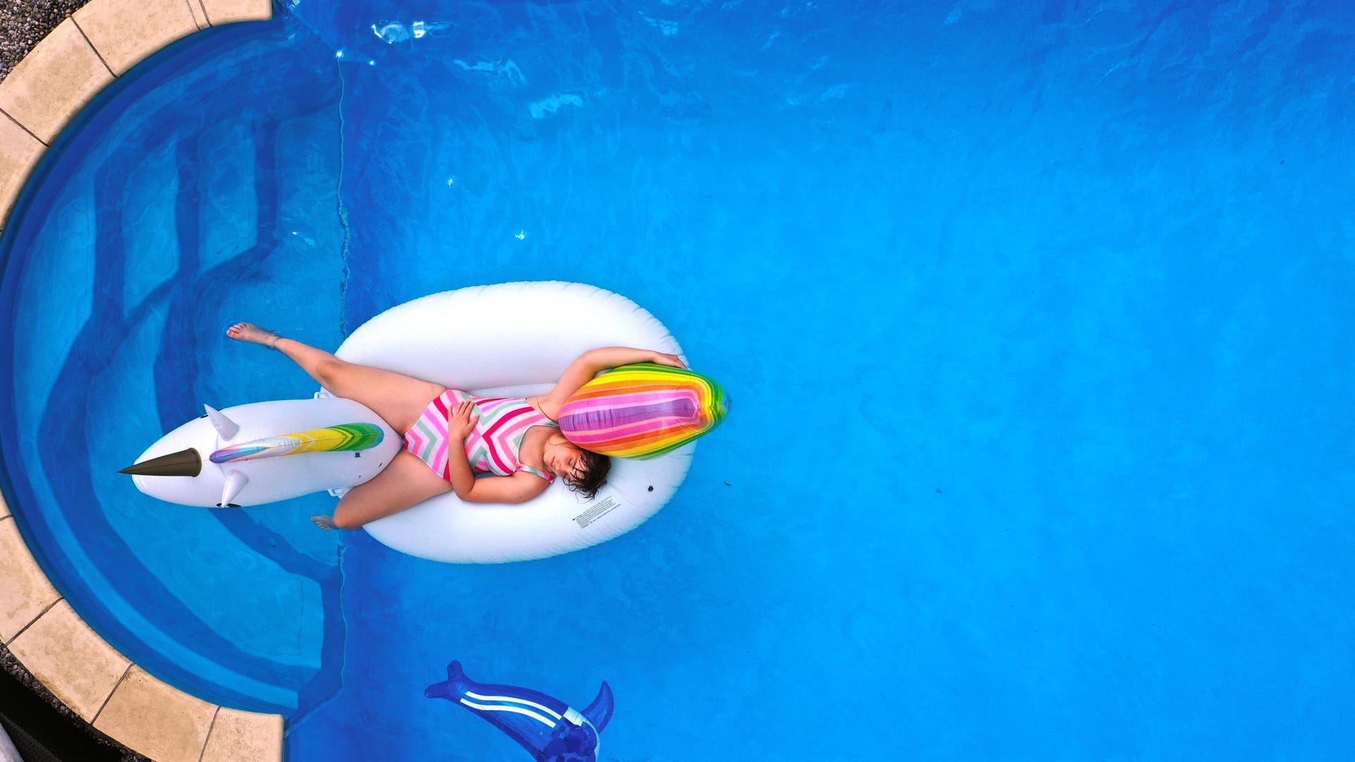 Ein Swimmingpool in einem Garten (Archivbild)