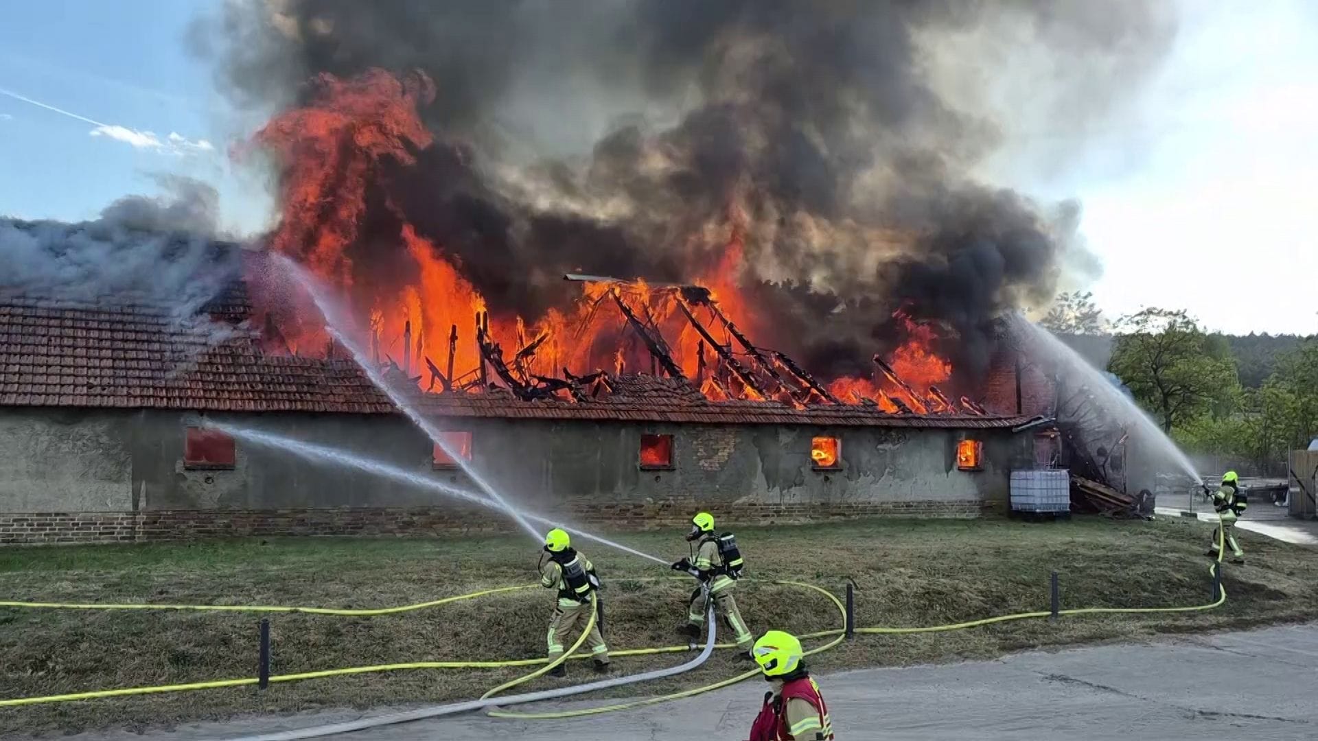 Einsatzkräfte löschen die Halle: Das Gebäude wurde bei dem Brand völlig zerstört. Einsatzkräfte löschen die Halle: Das Gebäude wurde bei dem Brand völlig zerstört.