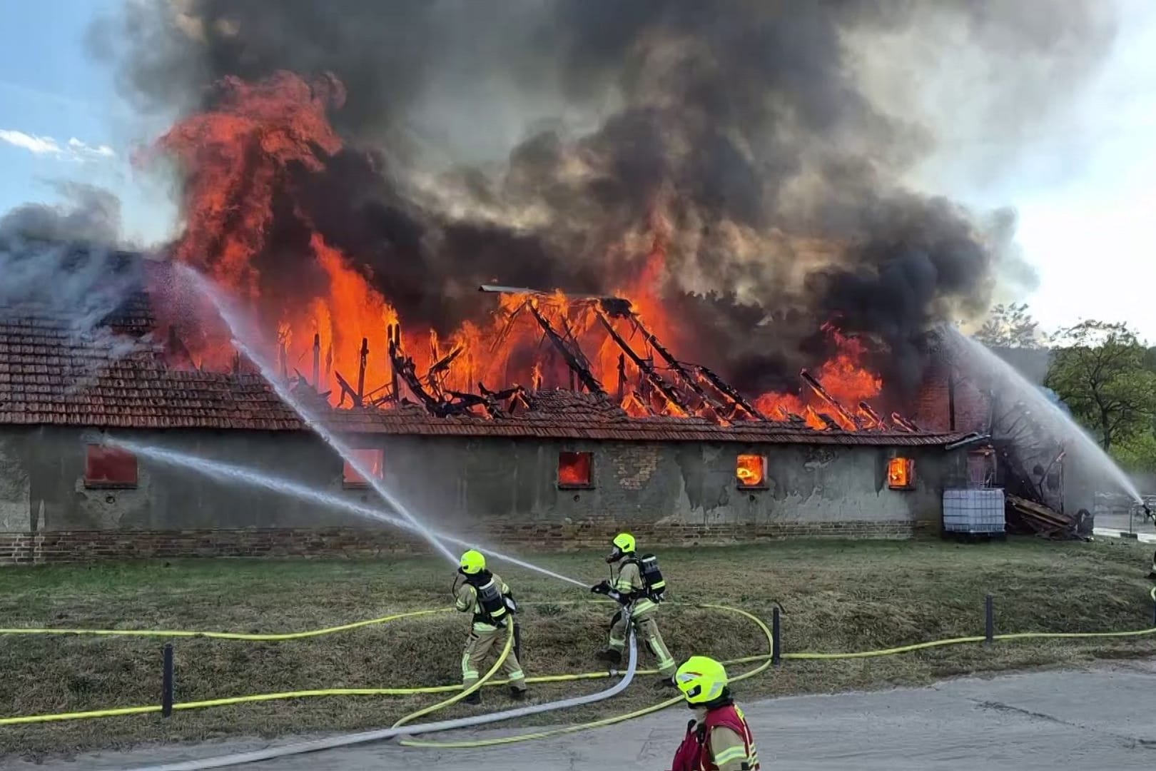 Einsatzkräfte löschen die Halle: Das Gebäude wurde bei dem Brand völlig zerstört.