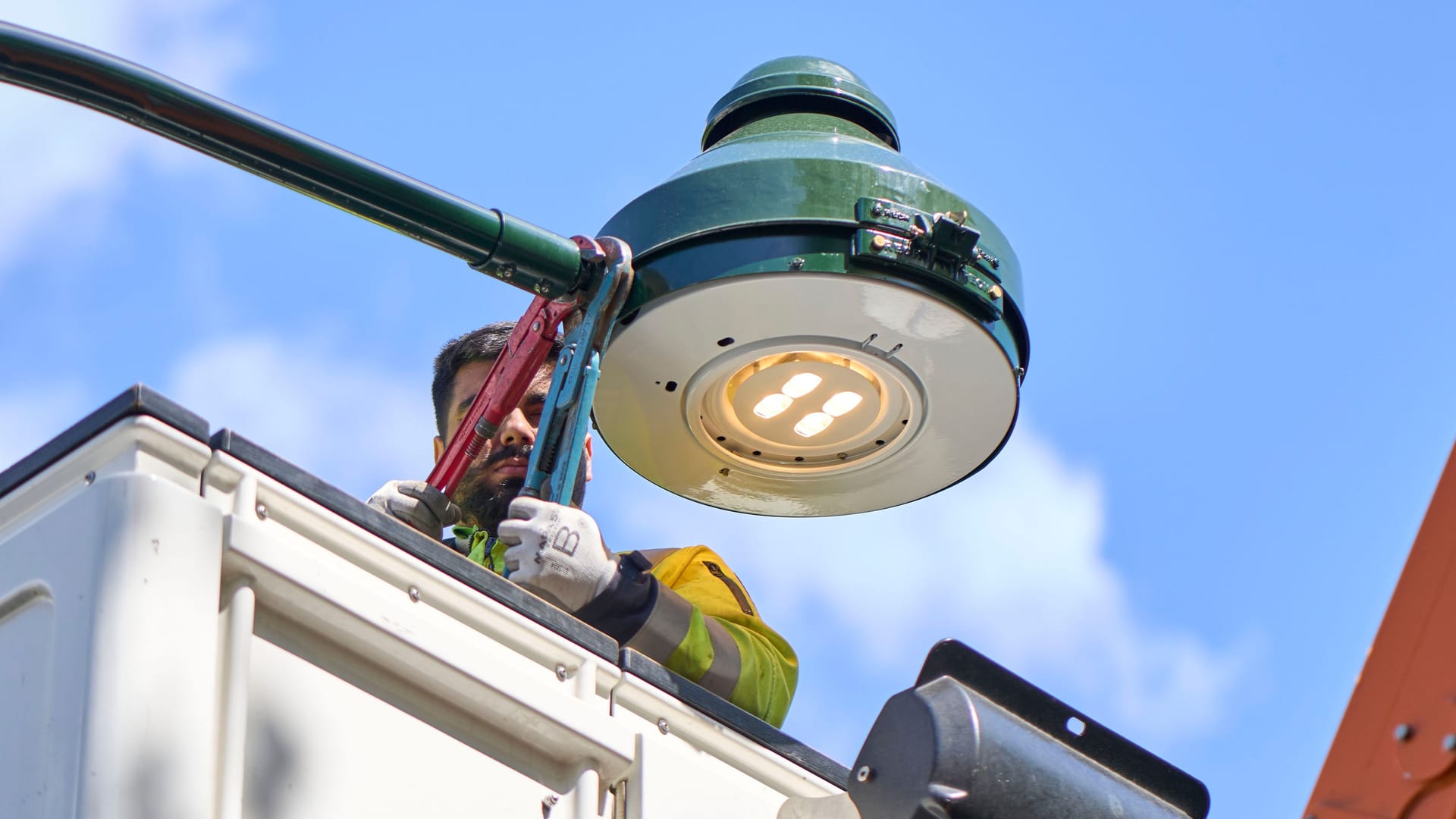 Mithilfe von Hubsteiger und Zange wird hier in Heerdt der auf LED umgerüstete Leuchtkopf auf den Mast montiert: Nun geht die Umstellung der Gaslaternen in Düsseldorf weiter. Mithilfe von Hubsteiger und Zange wird hier in Heerdt der auf LED umgerüstete Leuchtkopf auf den Mast montiert: Nun geht die Umstellung der Gaslaternen in Düsseldorf weiter.