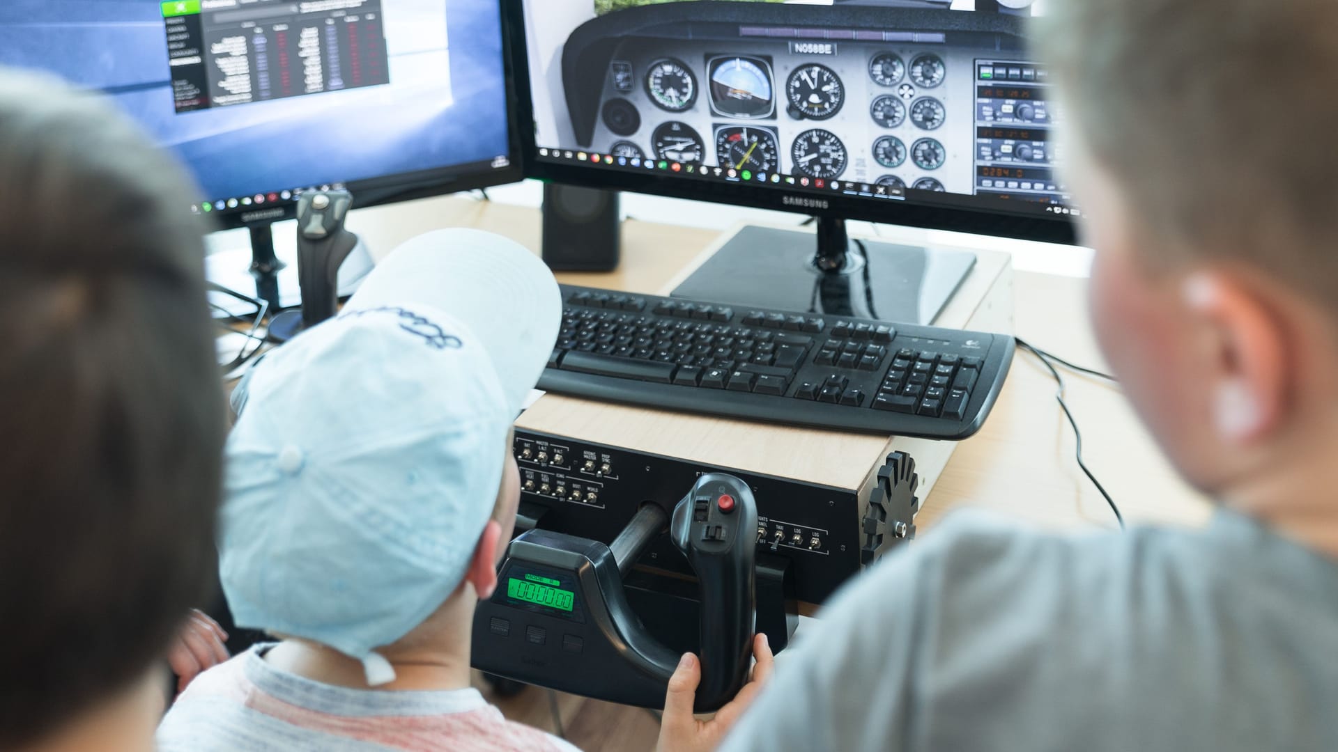 Am Flugsimulator IVAO lässt sich Pilot spielen.