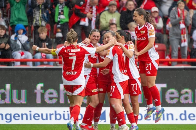 Spielerinnen vom 1. FC Union Berlin jubeln nach dem Union-Tor zum 1:0: Die Berlinerinnen sorgten früh für klare Verhältnisse.