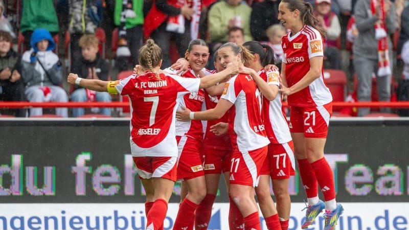 Spielerinnen vom 1. FC Union Berlin jubeln nach dem Union-Tor zum 1:0: Die Berlinerinnen sorgten früh für klare Verhältnisse.