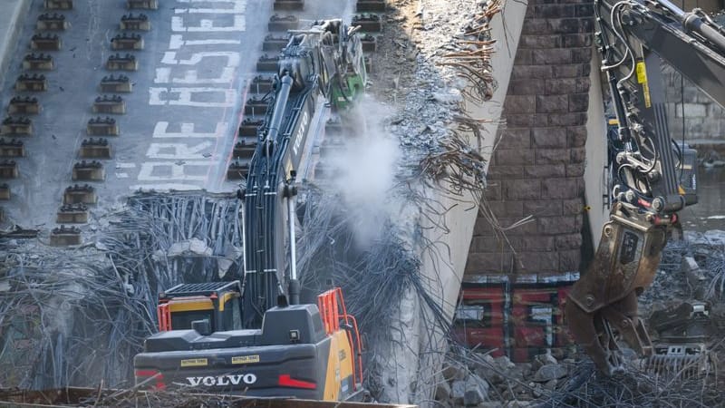 Mit Baggern wird der eingestürzte Brückenzug der Carolabrücke abgerissen: Mit Baggern wird der eingestürzte Brückenzug der Carolabrücke abgerissen: