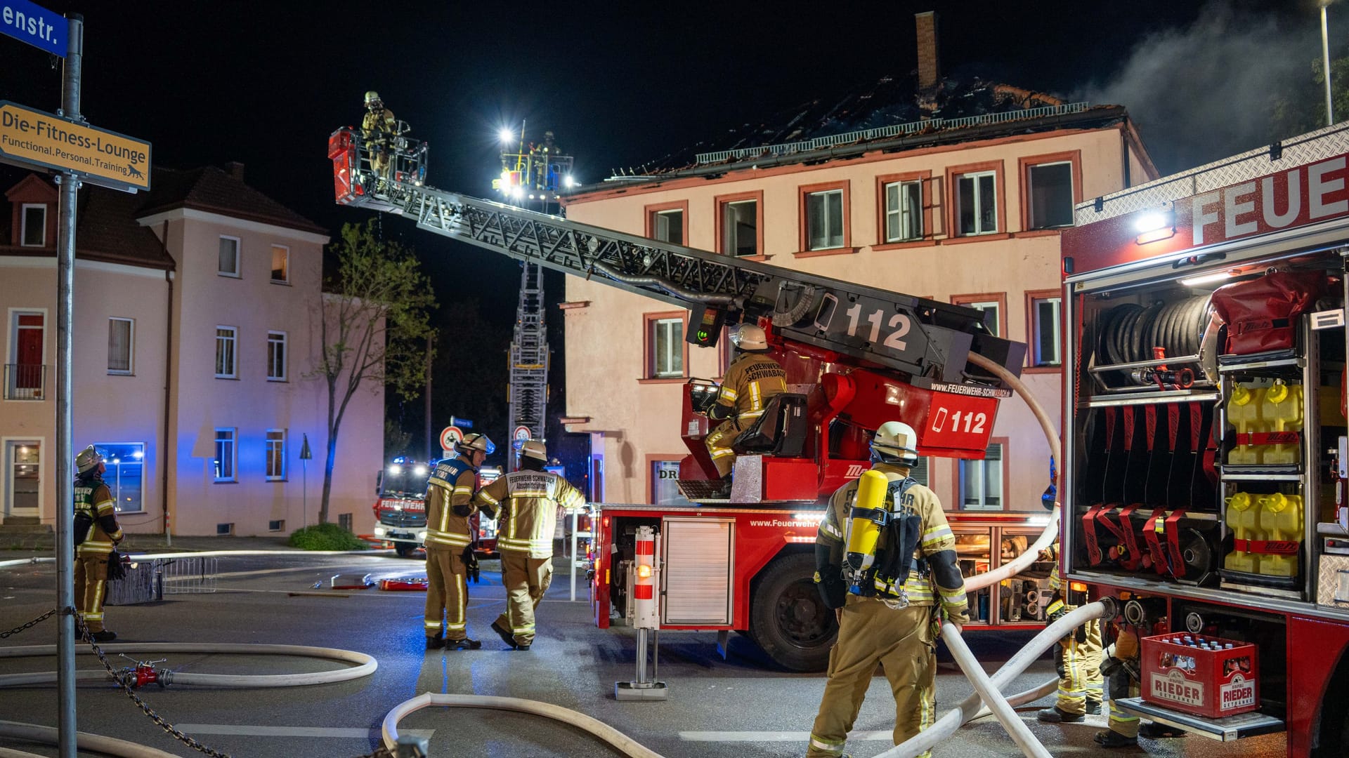 Feuerwehreinsatz in Schwabach: Bei Nürnberg brannte am Dienstagabend zum wiederholten Male dasselbe Gebäude. Feuerwehreinsatz in Schwabach: Bei Nürnberg brannte am Dienstagabend zum wiederholten Male dasselbe Gebäude.