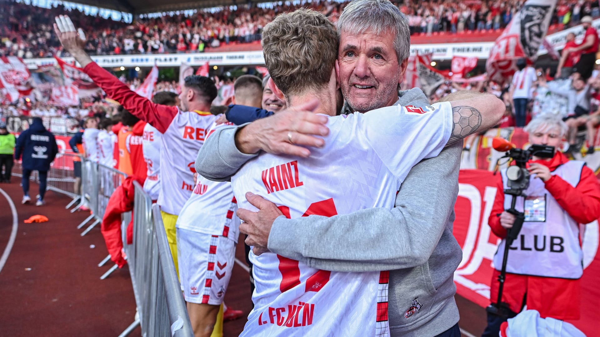 FC-Trainer Friedhelm Funkel umarmt Florian Kainz: