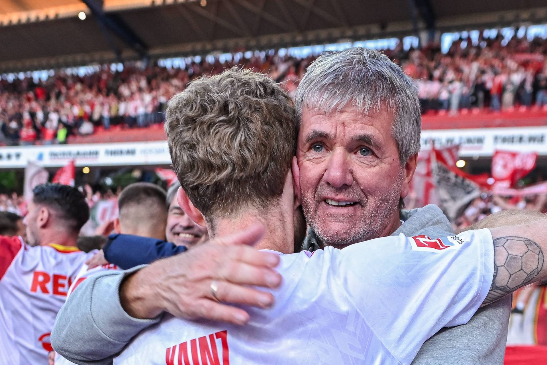 FC-Trainer Friedhelm Funkel umarmt Florian Kainz: