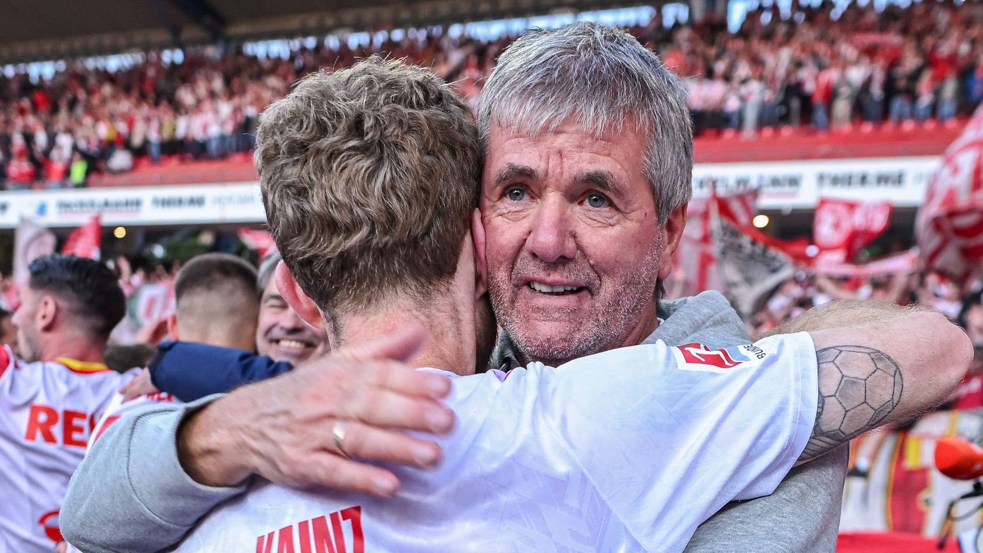 FC-Trainer Friedhelm Funkel umarmt Florian Kainz: