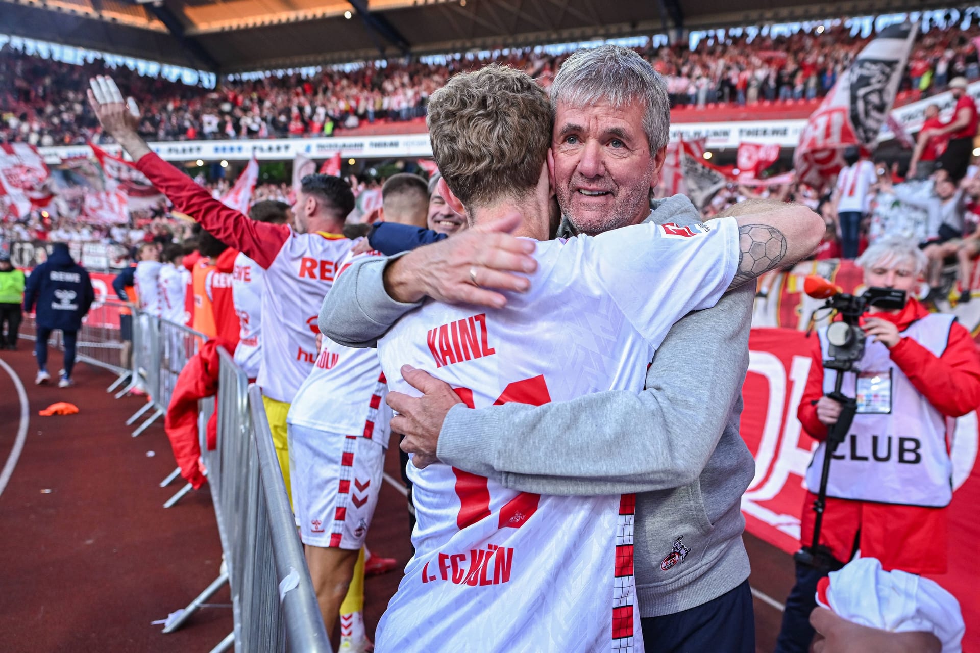 FC-Trainer Friedhelm Funkel umarmt Florian Kainz: