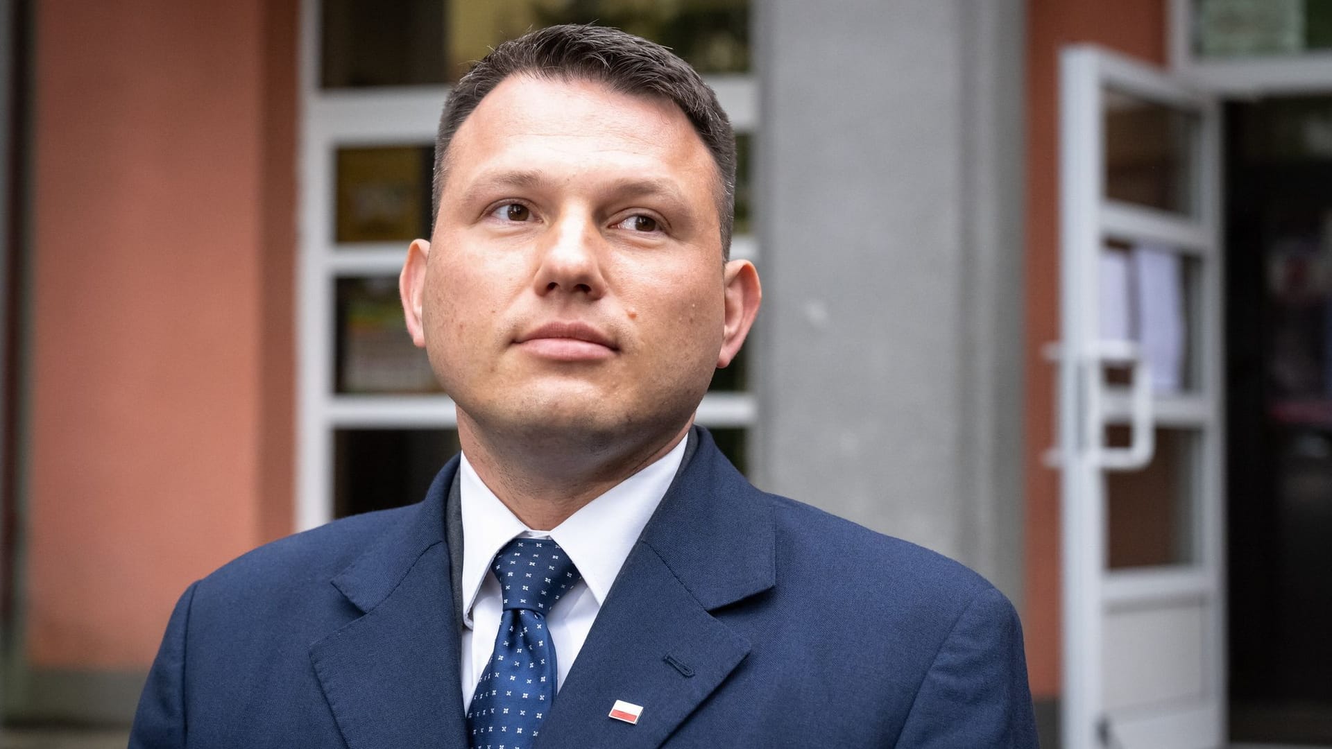 Slawomir Mentzen, Kandidat der rechtsradikalen Konfederacja, spricht mit Journalisten.