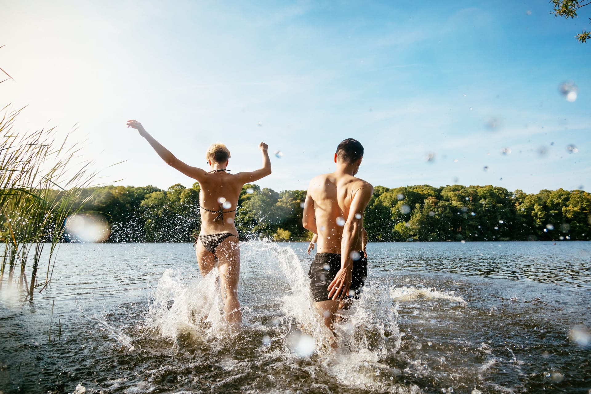 Am Badesee oder im Freibad sexuell aktiv sein: Aus rechtlicher Sicht ist das keine gute Idee.