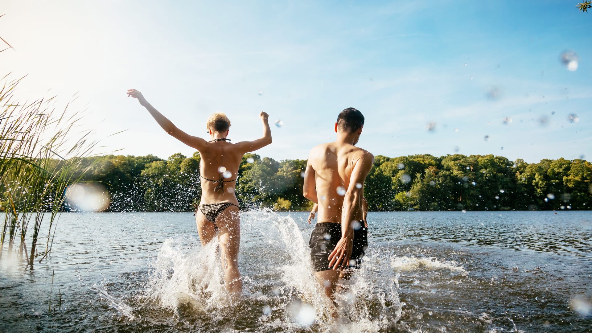 Am Badesee oder im Freibad sexuell aktiv sein: Aus rechtlicher Sicht ist das keine gute Idee. Am Badesee oder im Freibad sexuell aktiv sein: Aus rechtlicher Sicht ist das keine gute Idee.