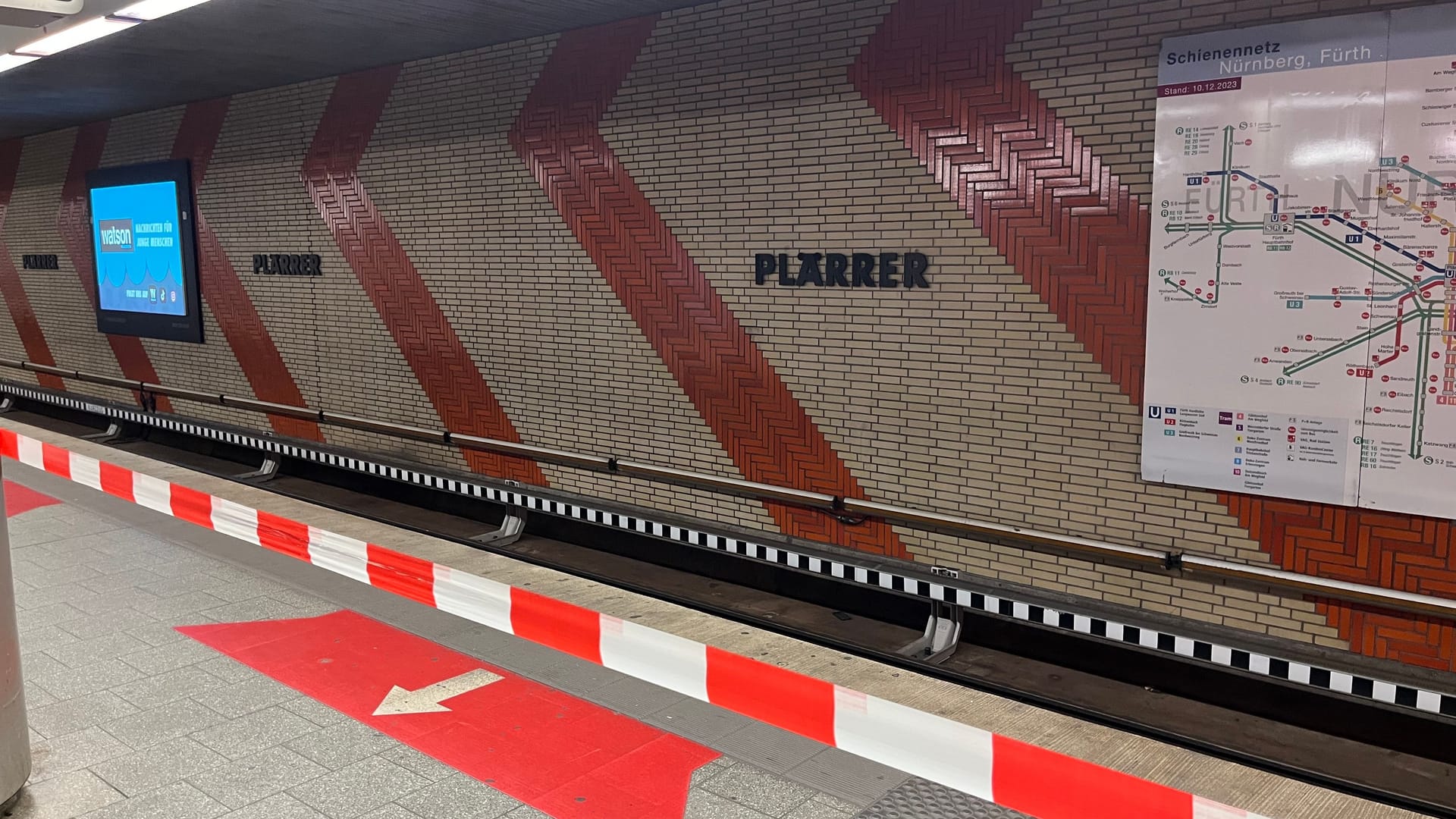 Der U-Bahnhof Plärrer: Die Züge Richtung Norden fahren wegen der Störung nicht wie gewohnt im untersten Stockwerk ab, das Gleis ist abgesperrt. Der U-Bahnhof Plärrer: Die Züge Richtung Norden fahren wegen der Störung nicht wie gewohnt im untersten Stockwerk ab, das Gleis ist abgesperrt.