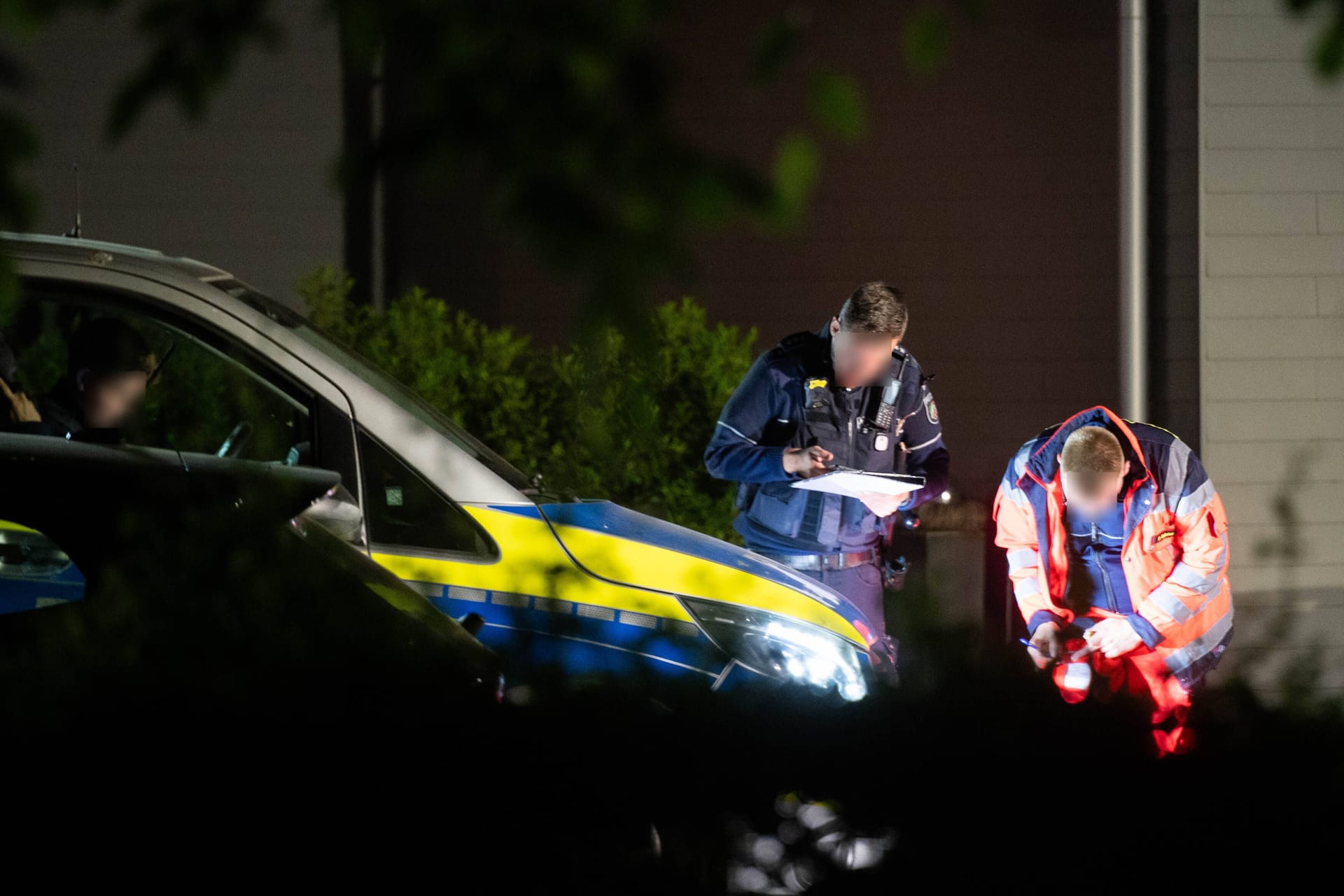 Polizei und Rettungsdienst am Einsatzort in Billerbeck: Ein Mann ist schwer verletzt worden.