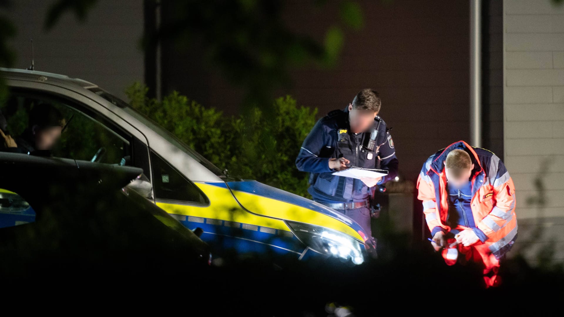 Polizei und Rettungsdienst am Einsatzort in Billerbeck: Ein Mann ist schwer verletzt worden.