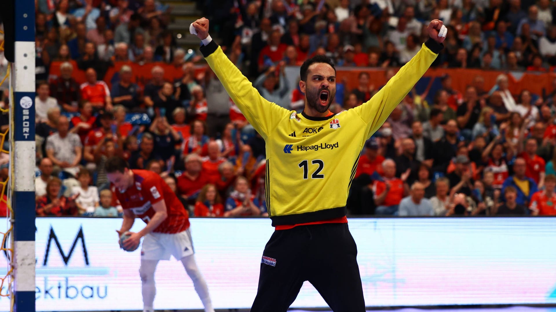 Mohamed El-Tayar jubelt: Der HSVH-Torhüter wurde beim 31:29-Sieg über Eisenach mit einigen starken Paraden zum Helden in der Sporthalle Alsterdorf.