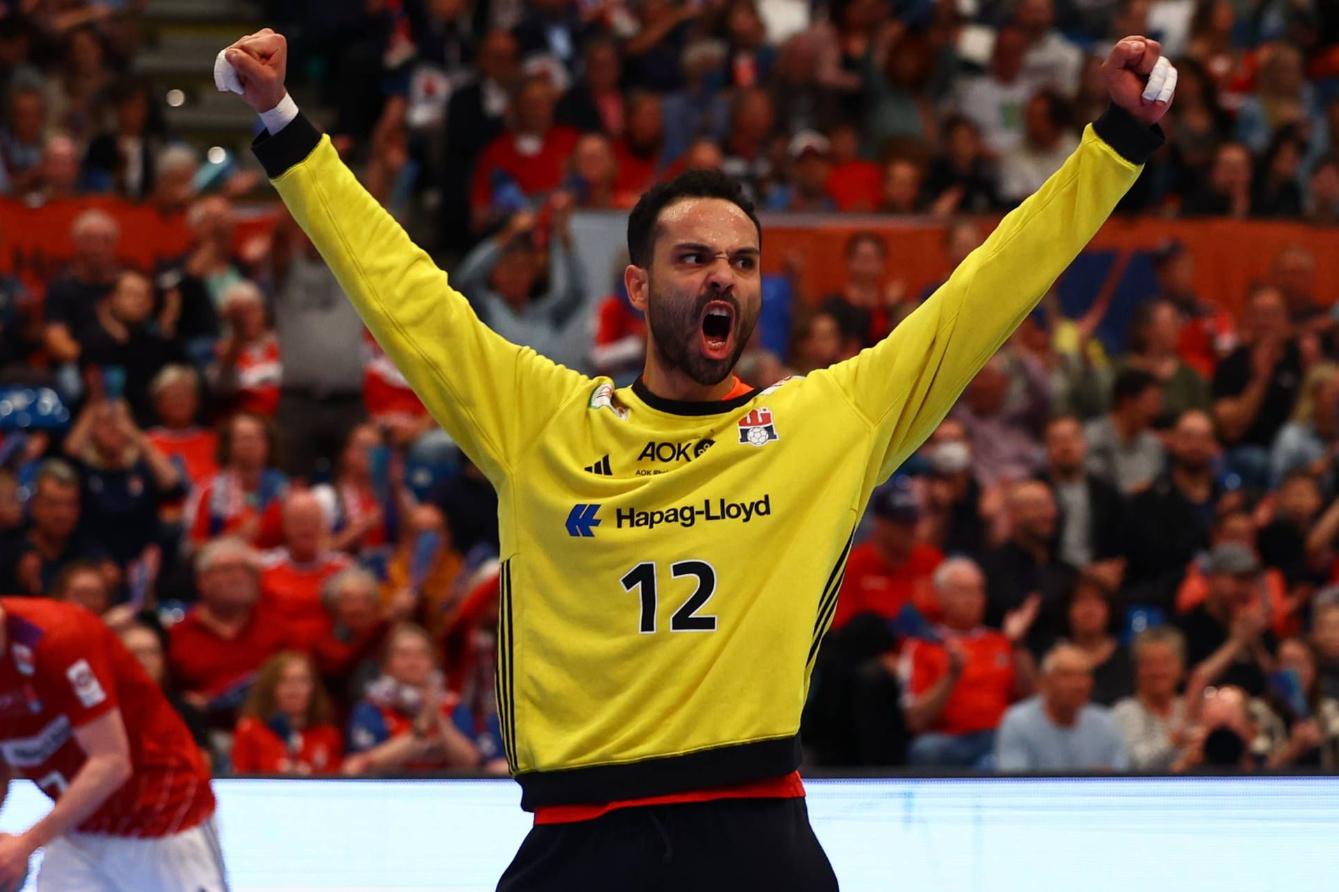 Mohamed El-Tayar jubelt: Der HSVH-Torhüter wurde beim 31:29-Sieg über Eisenach mit einigen starken Paraden zum Helden in der Sporthalle Alsterdorf. Mohamed El-Tayar jubelt: Der HSVH-Torhüter wurde beim 31:29-Sieg über Eisenach mit einigen starken Paraden zum Helden in der Sporthalle Alsterdorf.