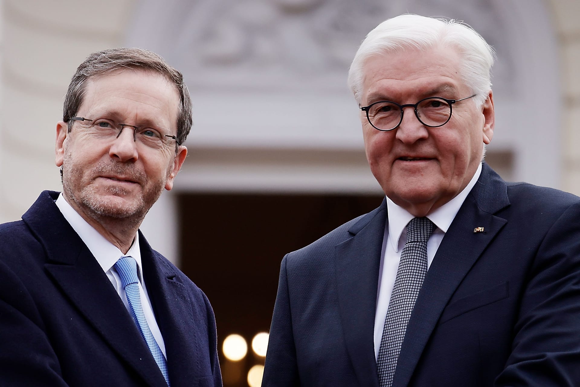 Bundespräsident Frank-Walter Steinmeier (r.) und Israels Präsident Izchak Herzog bei einem früheren Treffen im Schloss Bellevue: Die Beziehung zwischen den Ländern ist derzeit von Entfremdung geprägt.