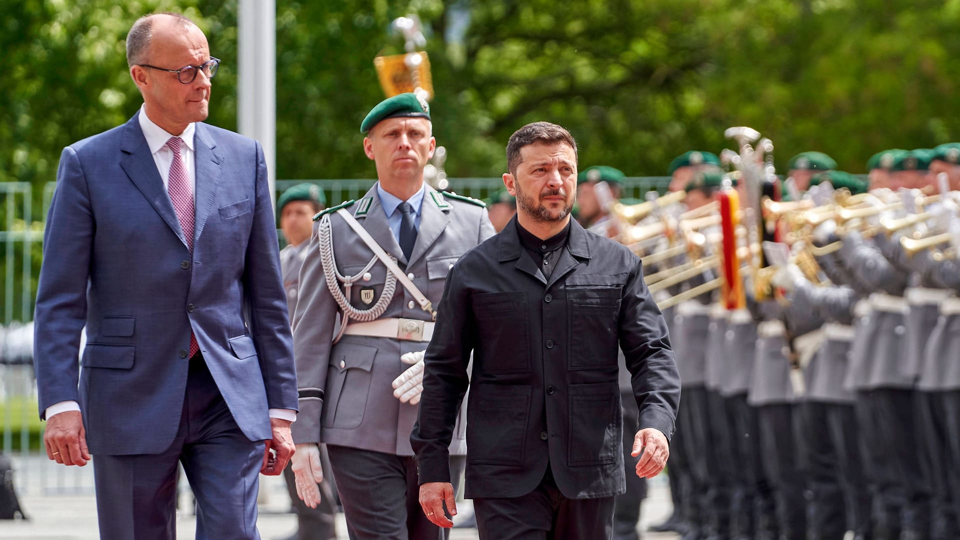 Friedrich Merz und Wolodymyr Selenskyj beim Empfang des Präsidenten der Ukraine mit militärischen Ehren in Berlin.