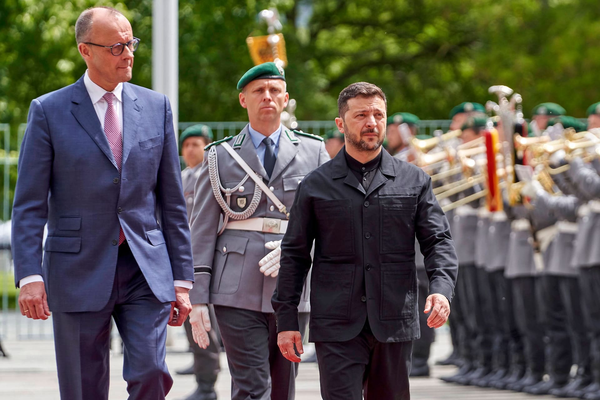 Friedrich Merz und Wolodymyr Selenskyj beim Empfang des Präsidenten der Ukraine mit militärischen Ehren in Berlin.