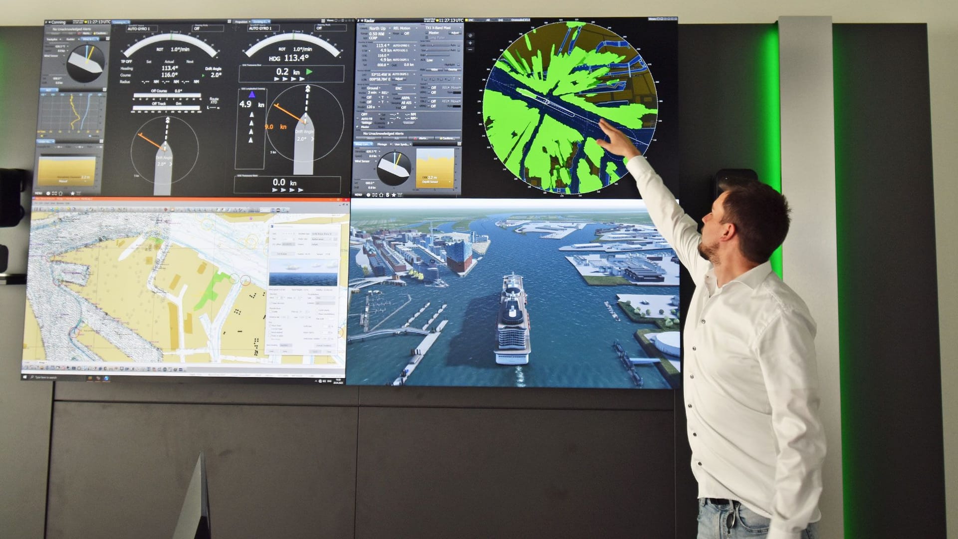 Hafeneinfahrt im Detail: Justus Eckardt zeigt auf das Radarbild vom Hamburger Hafen.