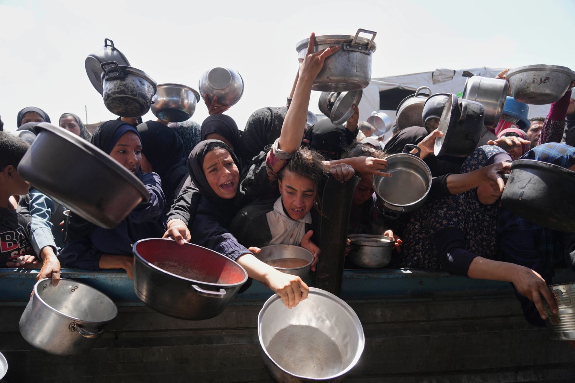 Palästinenser in Khan Junis ringen um Lebensmittel: 57 Kinder in Gaza sollen kürzlich verhungert sein.
