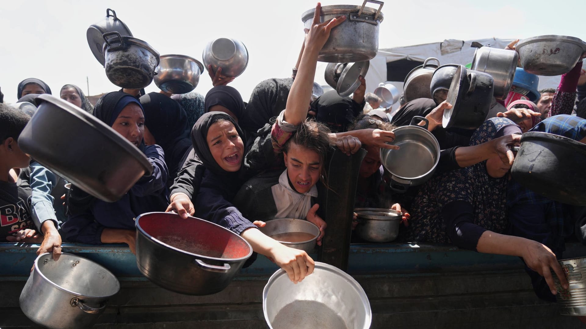 Palästinenser in Khan Junis ringen um Lebensmittel: 57 Kinder in Gaza sollen kürzlich verhungert sein.