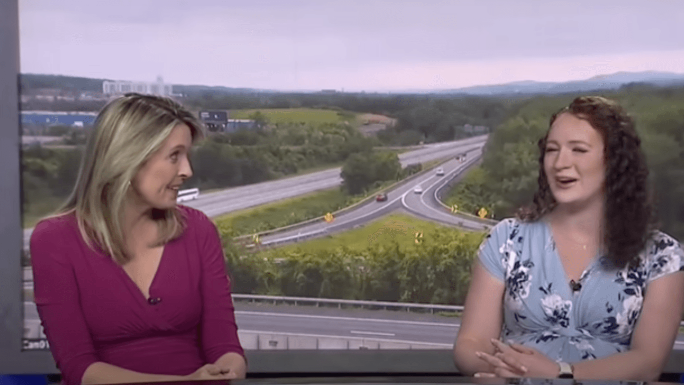 Olivia Jaquith (r.). moderierte trotz geplatzter Fruchtblase ihre Nachrichtensendung in Albany.
