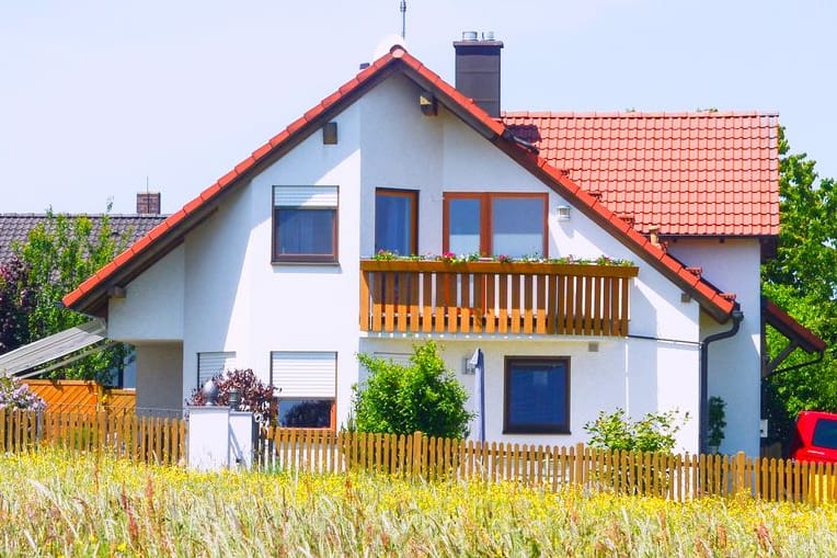 Einfamilienhaus: Bei der Grundsteuer gibt es nach den neuen Regeln ein Gefälle zwischen gefragten Städten und ländlicheren Regionen.