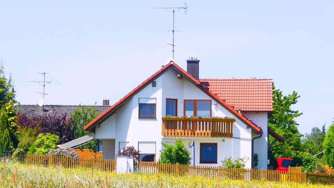 Einfamilienhaus: Bei der Grundsteuer gibt es nach den neuen Regeln ein Gefälle zwischen gefragten Städten und ländlicheren Regionen.