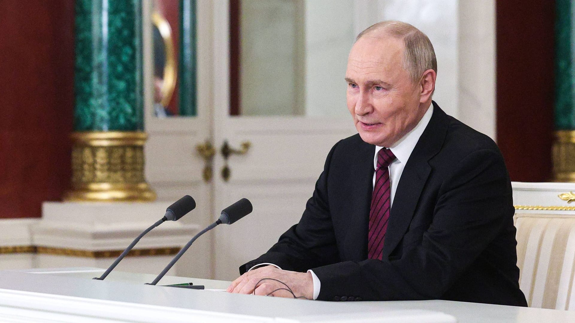 Putin bei einer Pressekonferenz im Kreml (Archivbild): Putins Zustimmung zu den Friedensverhandlungen könnte ein Ausweichmanöver sein.