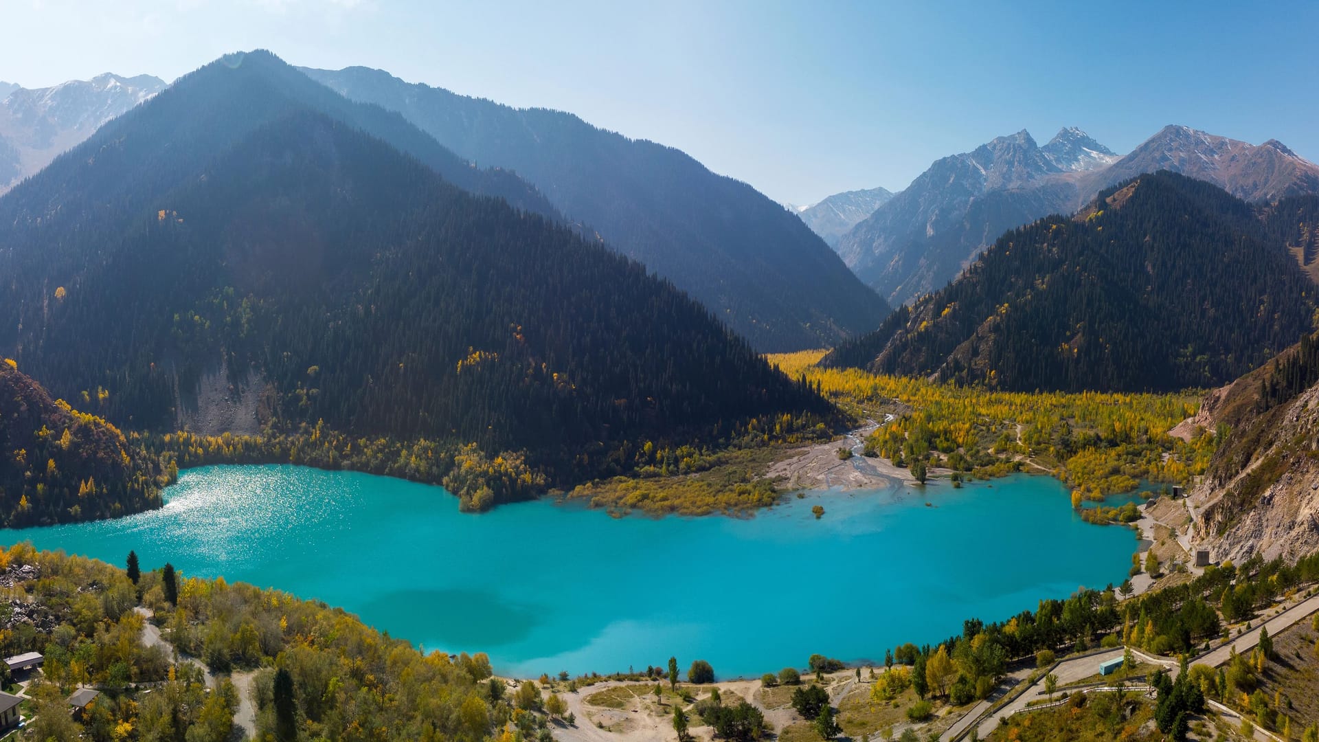 Herbstpanorama des Issyk-Sees: 1963 wurde er zum Schauplatz einer Naturkatastrophe.