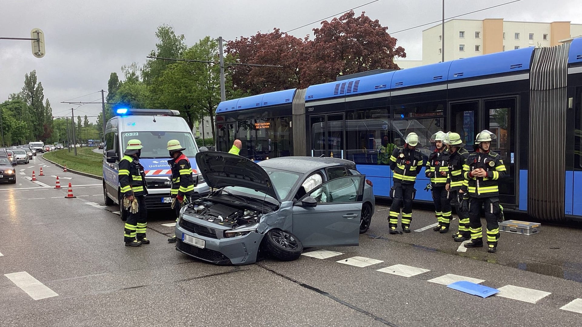 Der völlig demolierte Opel steht neben der Straßenbahn: Der Gesamtschaden wird auf mehrere Zehntausend Euro geschätzt. Der völlig demolierte Opel steht neben der Straßenbahn: Der Gesamtschaden wird auf mehrere Zehntausend Euro geschätzt.