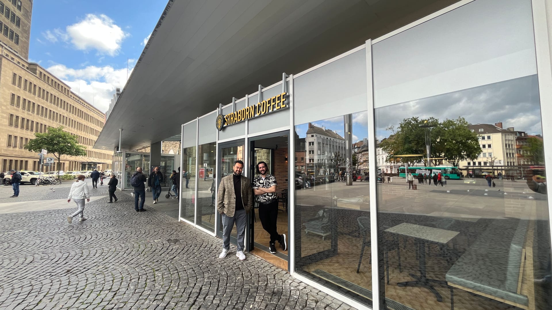 Rechts am Eingang des Hauptbahnhofs findet sich das neue Café Straborn Coffee.