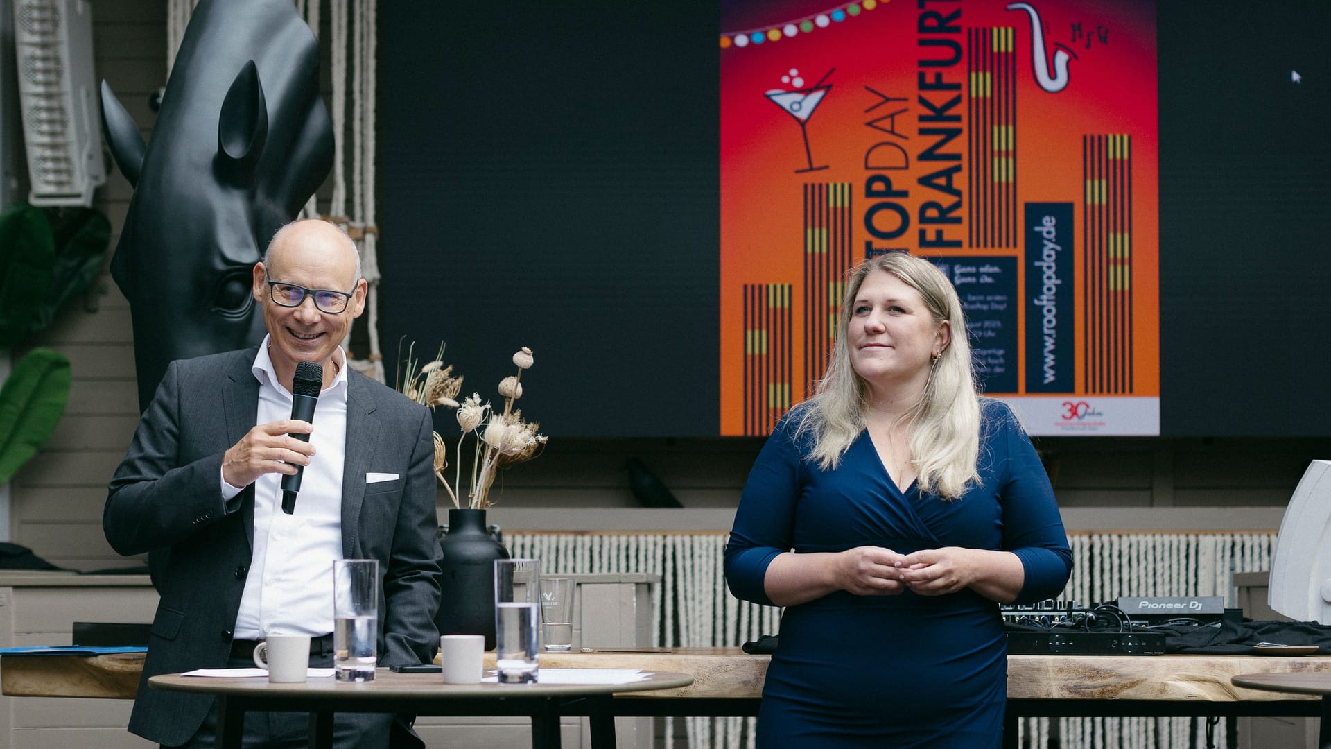 Eduard M. Singer, Leiter der Stabsstelle Stadtmarketing, und Stephanie Wüst, Dezernentin für Wirtschaft, Recht und Stadtmarketing, bei der Pressekonferenz zum Rooftop-Day.